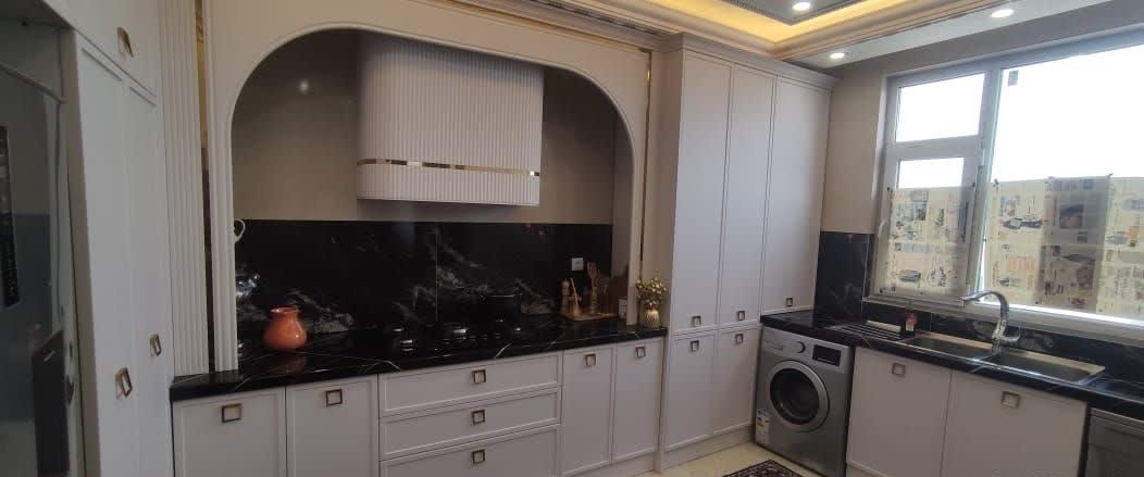 آشپزخانه نئوکلاسیک ایراچوب با طاق قوسی هود و کابینت کرم