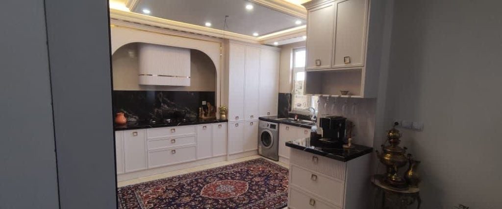 نمای کلی کابینت نئوکلاسیک کرم با دستگیره طلایی