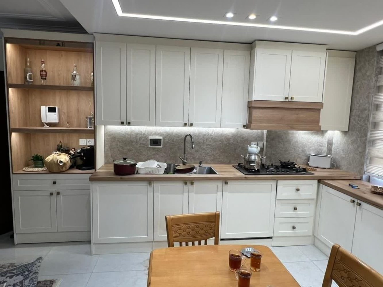 کابینت سفید ایراچوب با قفسه باز و هود چوب بلوط