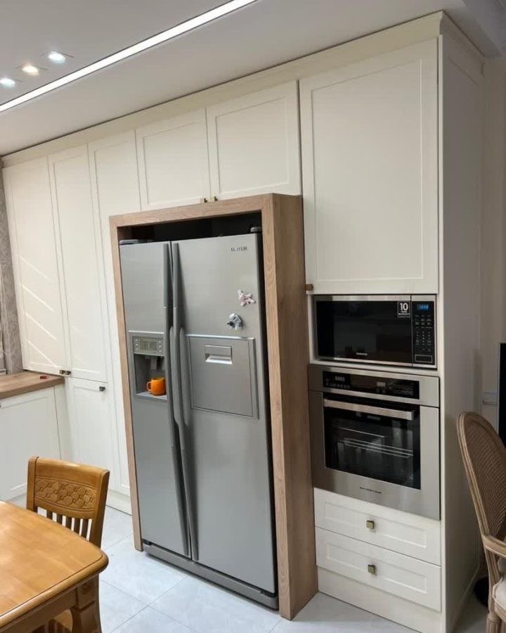 ستون یخچال با قاب چوب بلوط و کابینت‌های ایستاده سفید